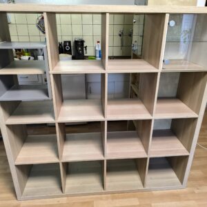 Ikea-Regal Kallax mit Vitrineneinsatz und Ablageeinsatz