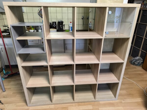 Ikea-Regal Kallax mit Vitrineneinsatz und Ablageeinsatz