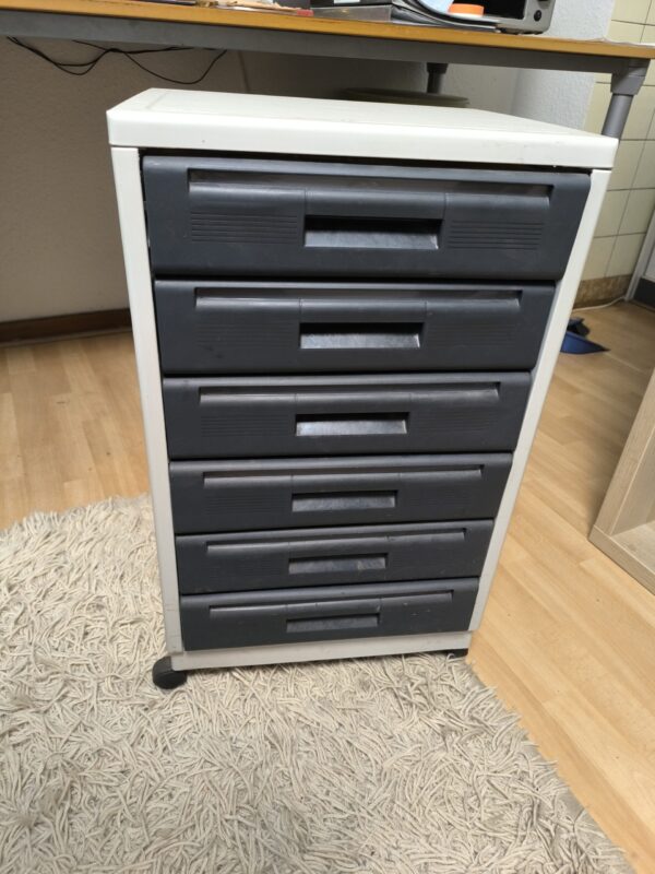 Kunststoff-Schreibtischschrank auf Rollen