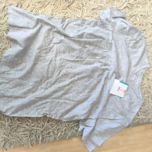 T-Shirt mit Etikett